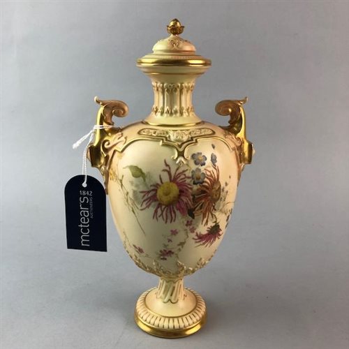 Lot 156 - A ROYAL WORCESTER VASE AND COVER