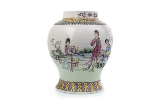 Lot 433 - AN EARLY 20TH CENTURY CHINESE FAMILLE ROSE JAR
