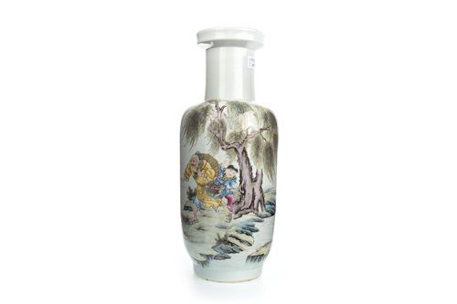 Lot 977 - AN EARLY 20TH CENTURY CHINESE FAMILLE ROSE VASE