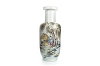Lot 977 - AN EARLY 20TH CENTURY CHINESE FAMILLE ROSE VASE