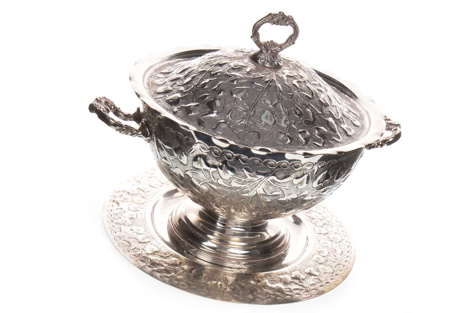 Lot 1836 - A SILVER PLATED LIDDED SERVING DISH