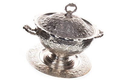 Lot 1836 - A SILVER PLATED LIDDED SERVING DISH