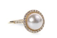 Lot 61 - A PEARL AND DIAMOND RING
