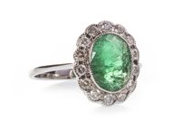 Lot 122 - AN EMERALD AND DIAMOND CLUSTER RING