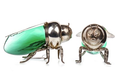 Lot 1817 - A PAIR OF SILVER PLATED AND GREEN GLASS HONEY POTS MODELLED AS BEES