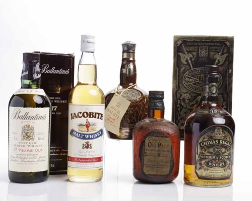 Lot 661 - BALLANTINE'S AGED 17 YEARS Blended Scotch...