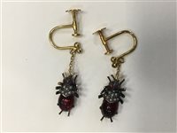 Lot 135 - AN EARLY 20TH CENTURY BROOCH WITH MATCHING EARRINGS