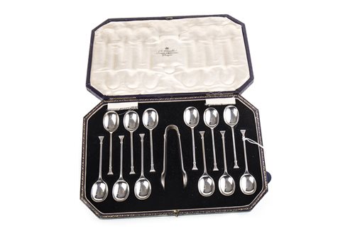 Lot 891 - A SET OF TWELVE GEORGE V SILVER TEA SPOONS AND TONGS