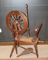 Lot 1006 - EARLY 20TH CENTURY OAK SPINNING WHEEL, 112cm high