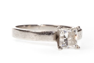 Lot 156 - A DIAMOND SOLITAIRE RING