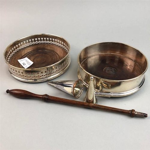 Lot 142 - A CANDLE SNUFFER AND TWO SILVER WINE SLIDES