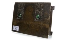 Lot 1826 - AN ARTS & CRAFTS BRASS CIGARETTE BOX