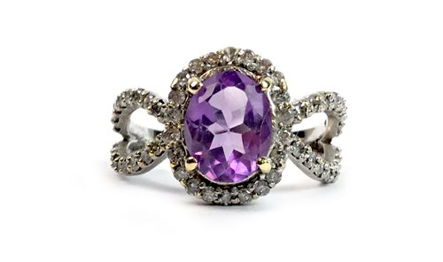 Lot 131 - AN AMETHYST AND DIAMOND RING