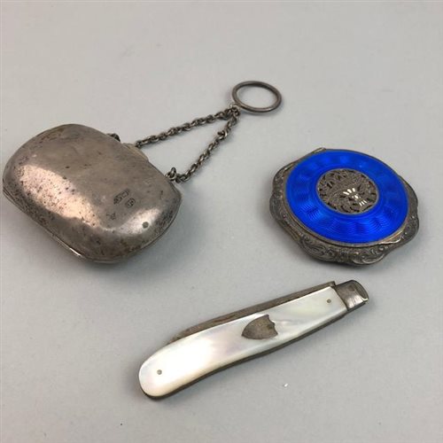 Lot 32 - A SILVER PURSE, PEN KNIFE AND A COMPACT