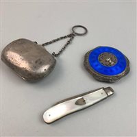 Lot 32 - A SILVER PURSE, PEN KNIFE AND A COMPACT
