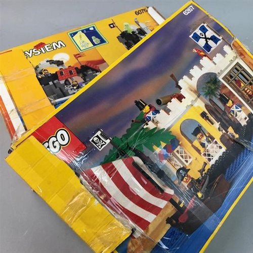 Lot 122 - A GROUP OF LEGO BUILDING BRICKS