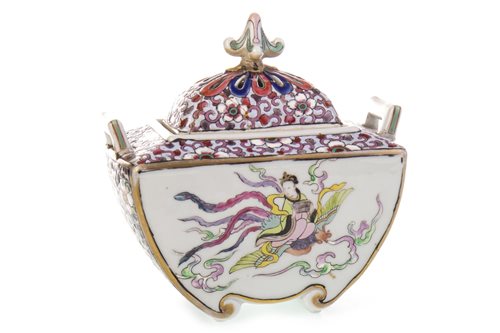 Lot 951 - AN EARLY 20TH CENTURY CHINESE FAMILLE ROSE CENSER