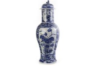 Lot 947 - A LARGE LATE 19TH CENTURY BLUE AND WHITE VASE