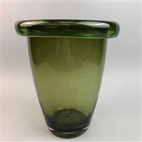 Lot 115 - A TALL GREEN BUBBLED GLASS VASE