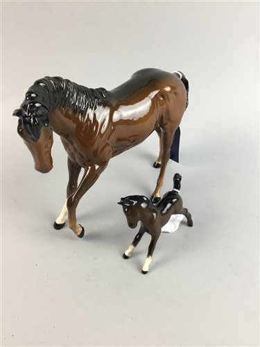 Lot 98 - A ROYAL DOULTON FIGURE OF A BAY HUNTER AND A SMALLER FIGURE OF A FOAL