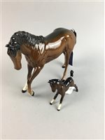 Lot 98 - A ROYAL DOULTON FIGURE OF A BAY HUNTER AND A SMALLER FIGURE OF A FOAL