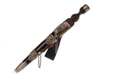Lot 819 - A SILVER MOUNTED DIRK