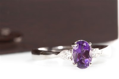 Lot 29 - AN AMETHYST AND DIAMOND RING