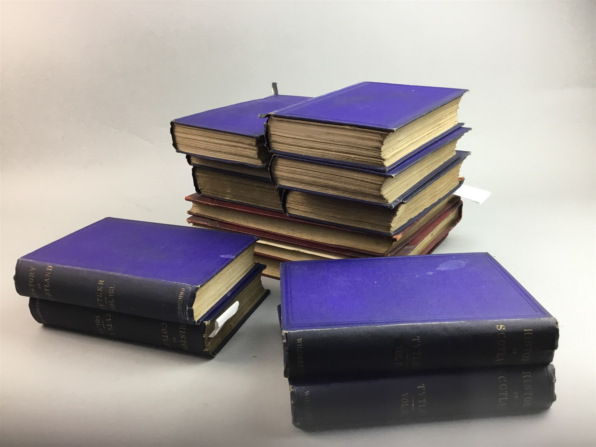 Lot 253 - A LOT OF VINTAGE BOOKS