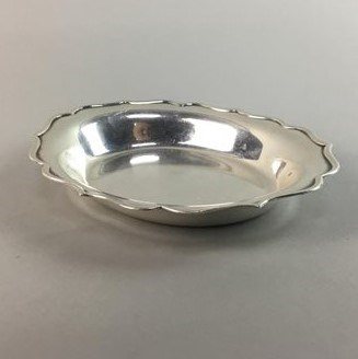 Lot 9 - A SILVER OVAL DISH