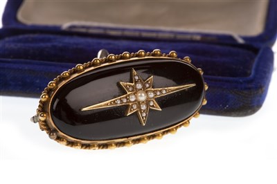 Lot 127 - A VICTORIAN MOURNING BROOCH