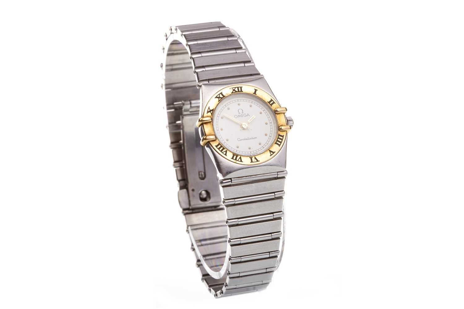 Lot 829 - A LADY'S OMEGA CONSTELLATION WATCH