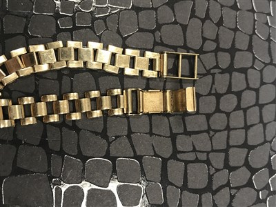 Lot 857 - A LADY'S SOVEREIGN WRIST WATCH