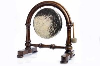 Lot 1087 - EARLY 20TH CENTURY OAK DINNER GONG the...