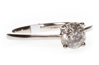 Lot 256 - A DIAMOND SOLITAIRE RING