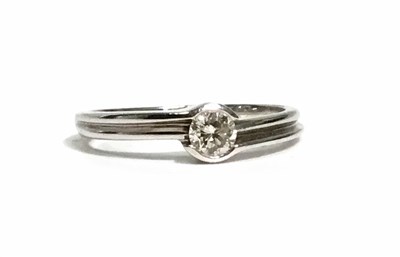 Lot 264 - A DIAMOND SOLITAIRE RING