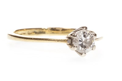 Lot 290 - A DIAMOND SOLITAIRE RING