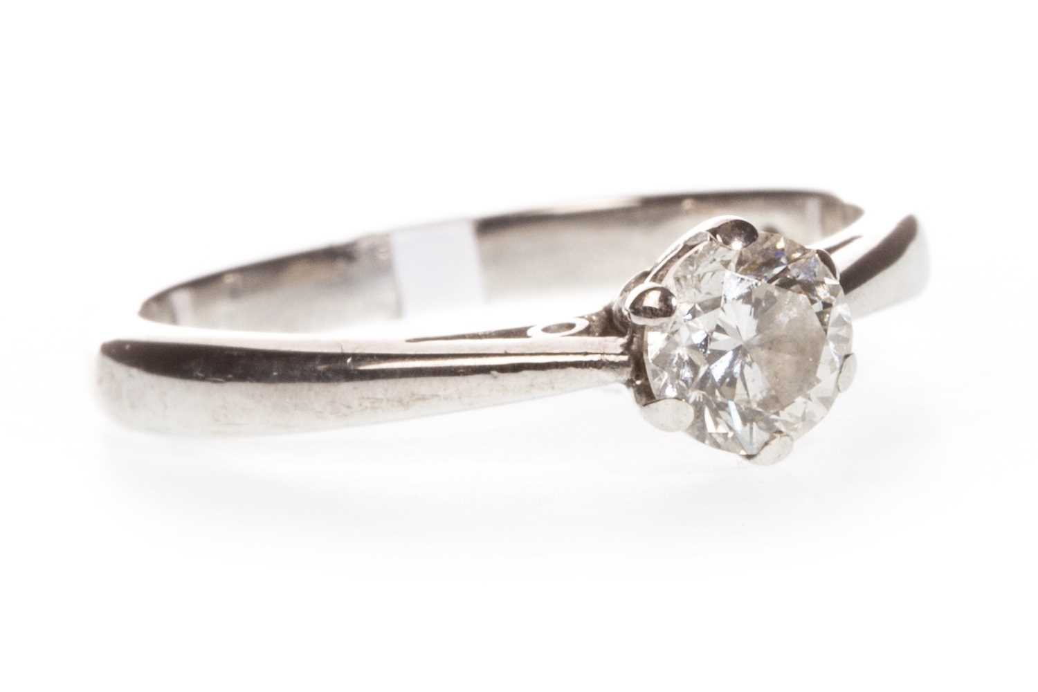Lot 302 - A DIAMOND SOLITAIRE RING