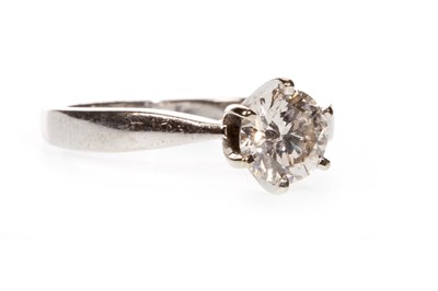 Lot 308 - A DIAMOND SOLITAIRE RING