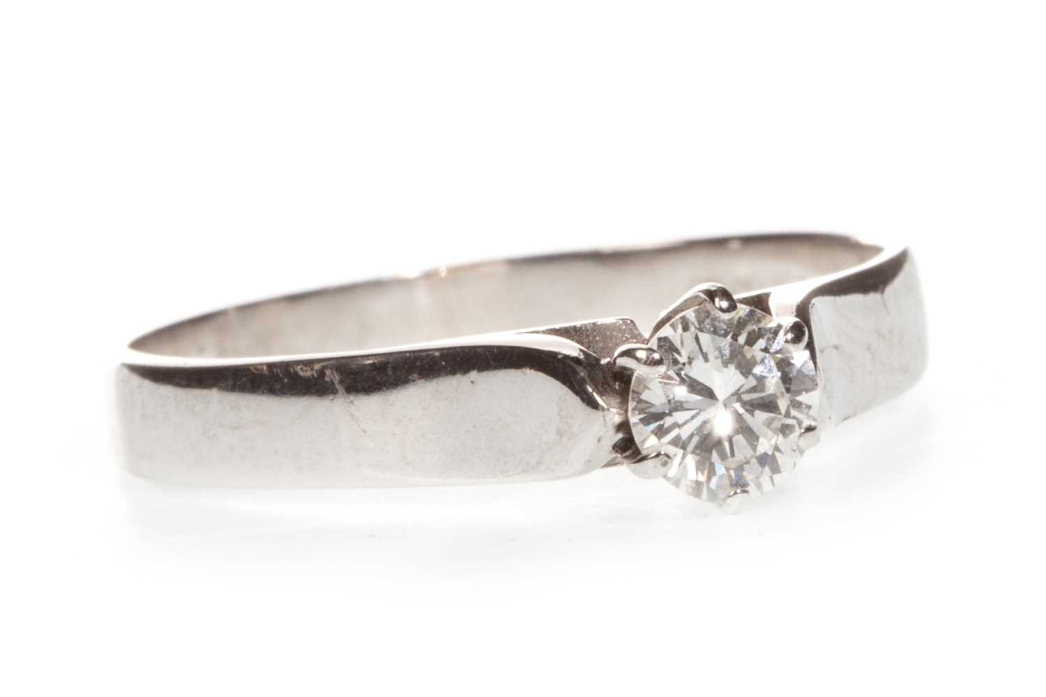 Lot 312 - A DIAMOND SOLITAIRE RING
