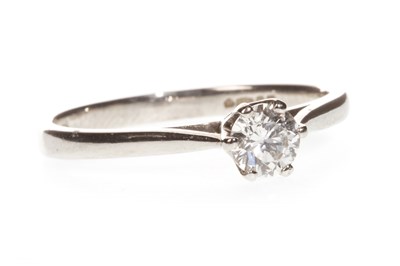 Lot 314 - A DIAMOND SOLITAIRE RING