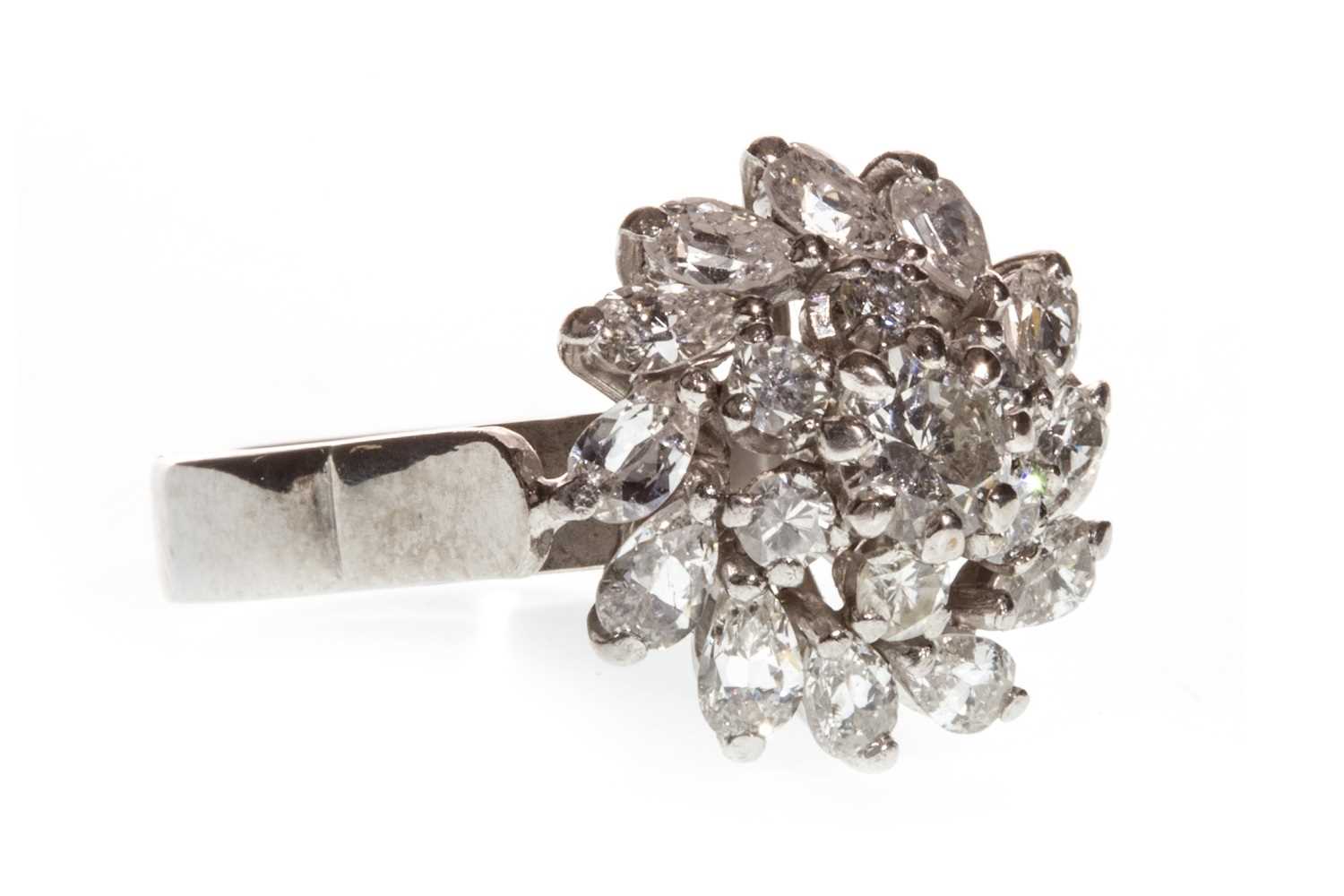 Lot 45 - A DIAMOND CLUSTER RING