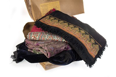 Lot 809 - A PAISLEY PATTERN SHAWL AND OTHER TEXTILES