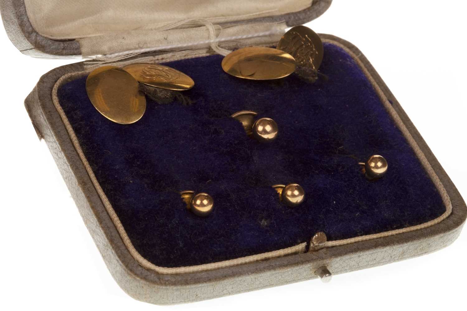 Lot 81 - A CASED SET OF CUFF LINKS AND STUDS