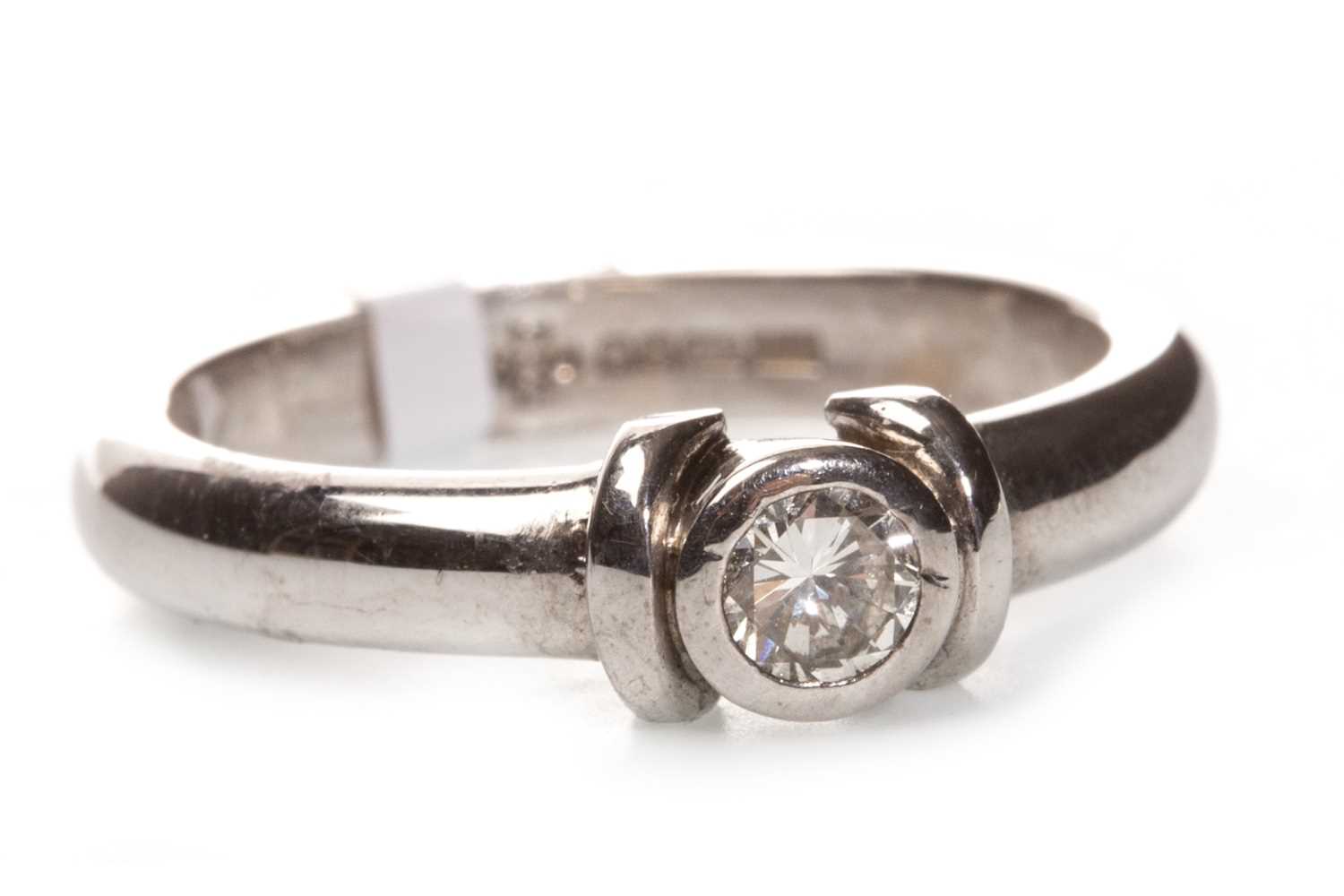 Lot 47 - A DIAMOND SOLITAIRE RING