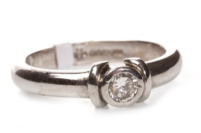 Lot 47 - A DIAMOND SOLITAIRE RING