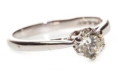 Lot 72 - A DIAMOND SOLITAIRE RING