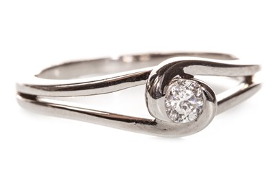 Lot 74 - DIAMOND SOLITAIRE RING
