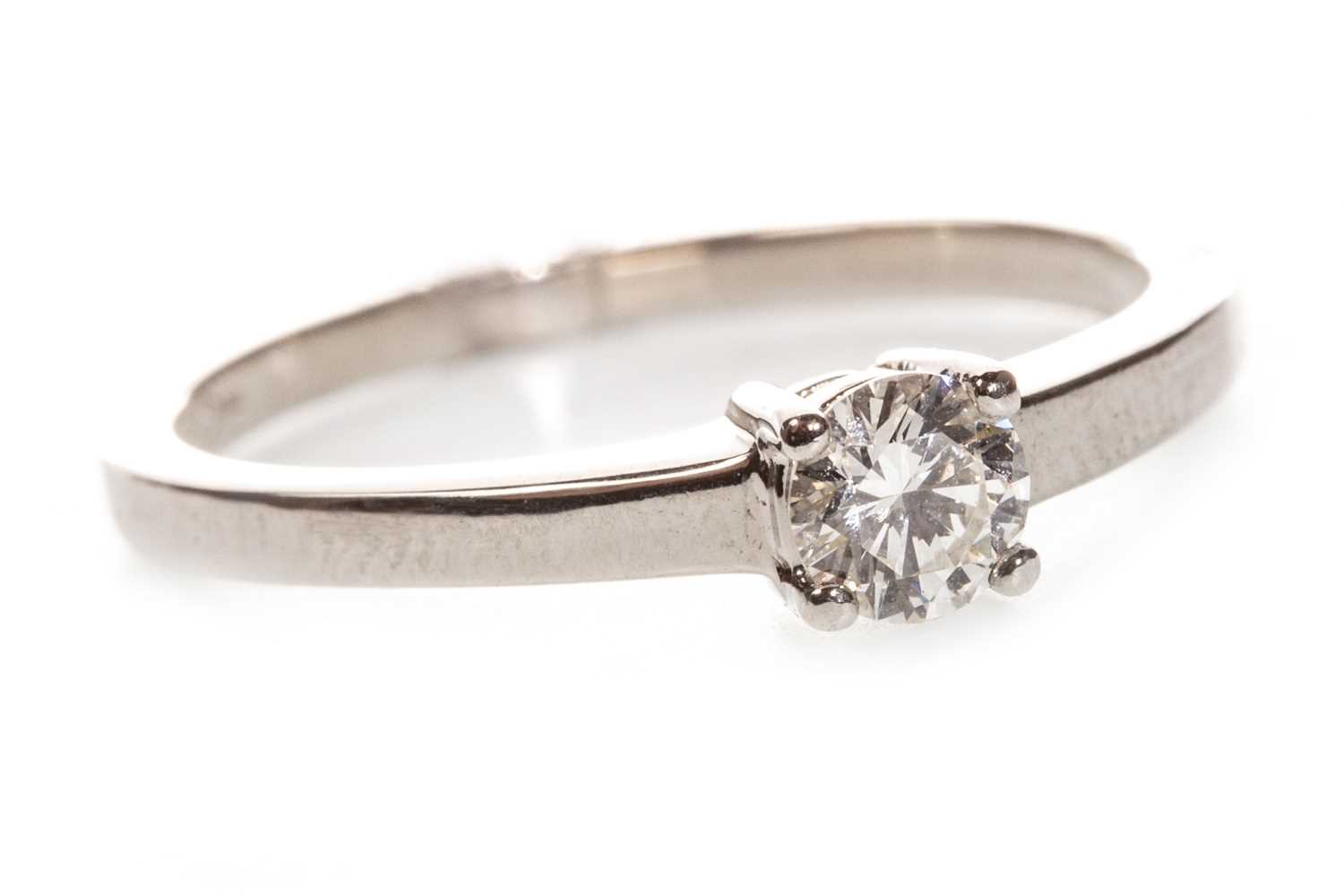 Lot 106 - A DIAMOND SOLITAIRE RING