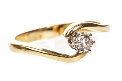 Lot 120 - A DIAMOND SOLITAIRE RING