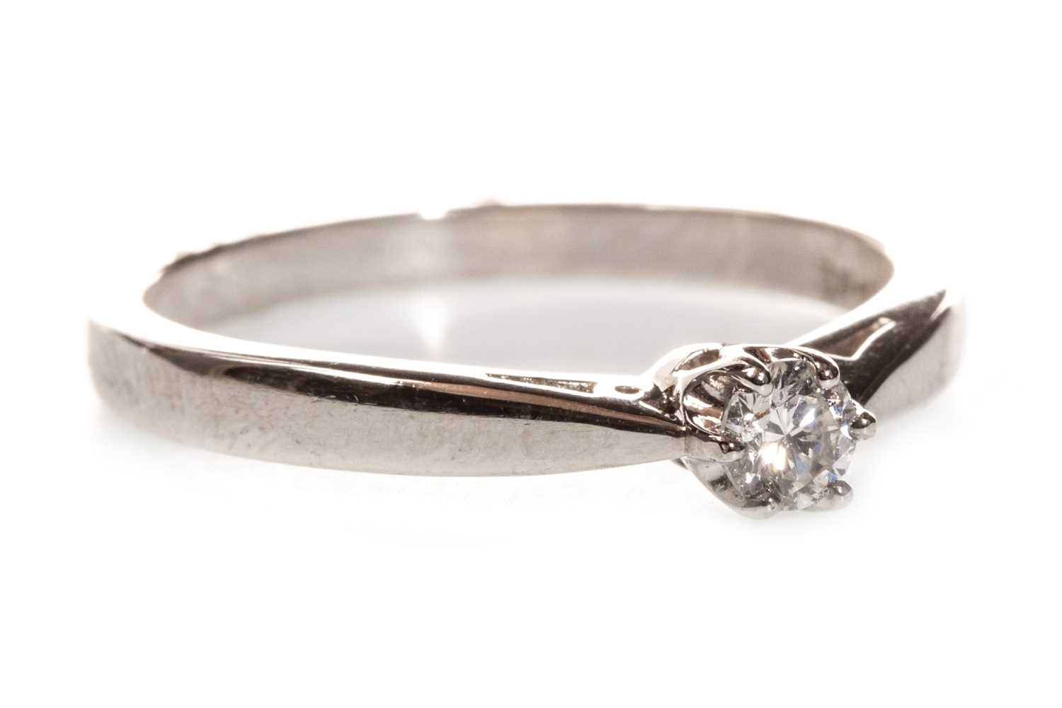 Lot 122 - A DIAMOND SOLITAIRE RING